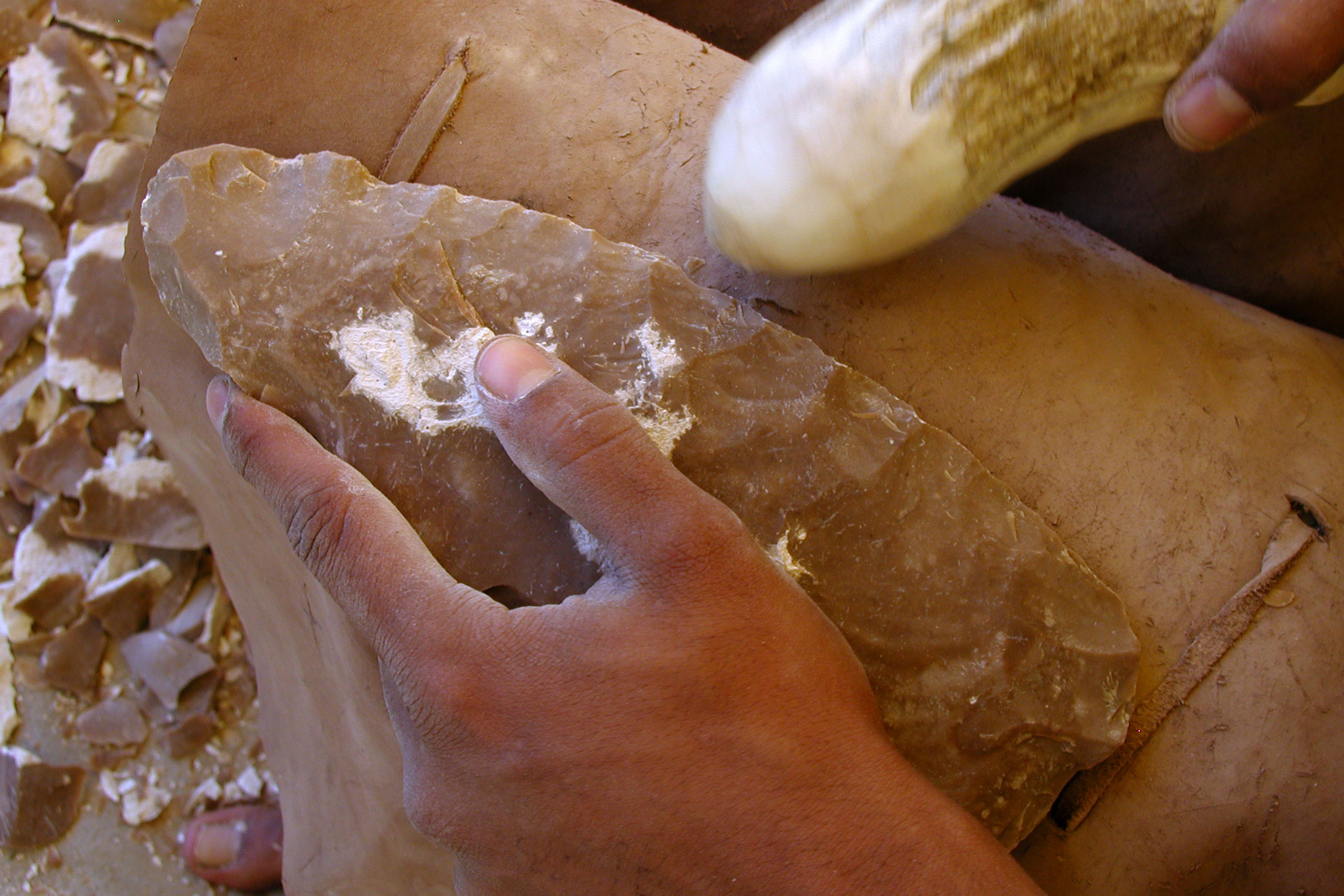 Expérimentation de taille de hache en silex
